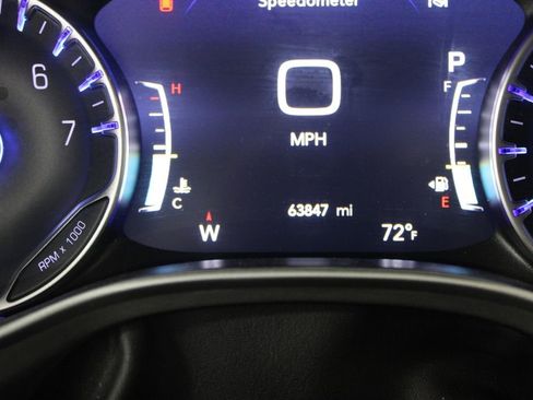 Used 2024 Chrysler Pacifica Touring-L image 18