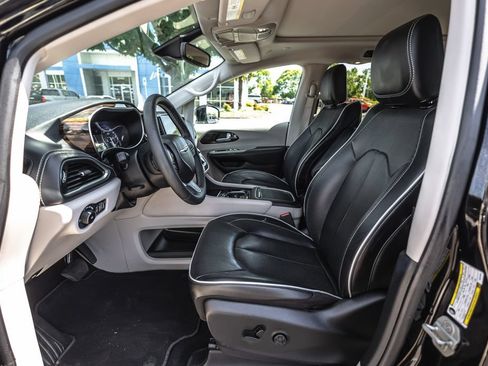 Used 2024 Chrysler Pacifica Limited FWD image 19