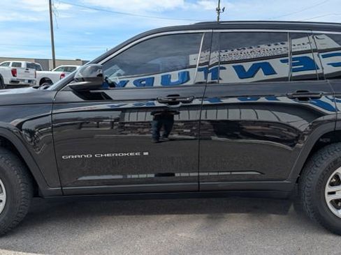 Used 2023 Jeep Grand Cherokee Laredo AWD/4WD image 5