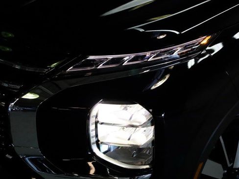 New 2025 Mitsubishi Outlander SE image 2