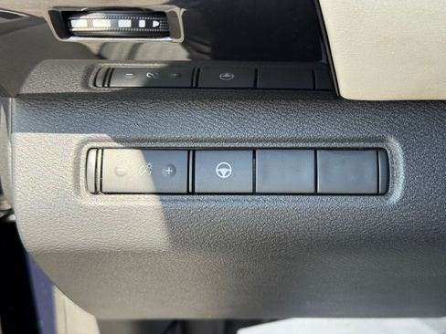 Used 2022 Nissan Pathfinder SV AWD/4WD image 34