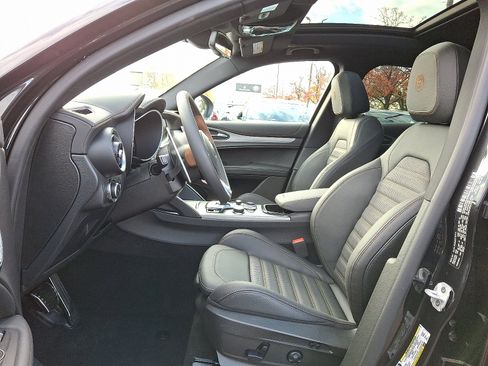 New 2025 Alfa Romeo Stelvio Sprint image 9