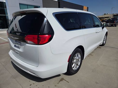 Used 2023 Chrysler Voyager LX FWD image 3