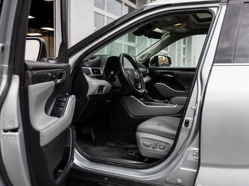Used 2021 Toyota Highlander Platinum image 30