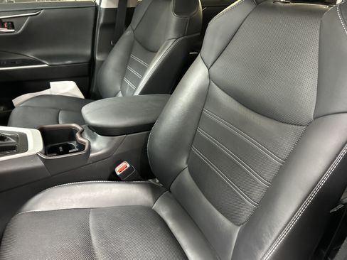 Used 2022 Toyota RAV4 Limited FWD image 3