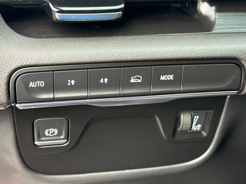 Used 2024 Cadillac Escalade Luxury AWD/4WD image 25
