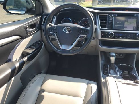 Used 2019 Toyota Highlander XLE AWD/4WD image 24