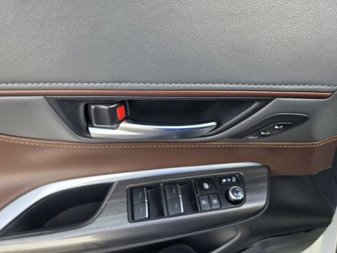 Used 2022 Toyota Venza XLE image 11