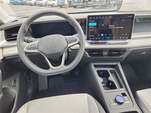 New 2025 Volkswagen Tiguan SE image 9