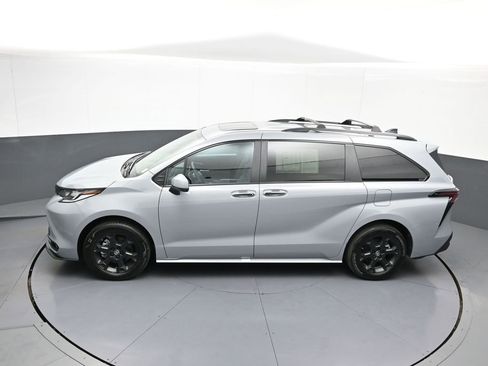 Used 2025 Toyota Sienna XLE Woodland Edition AWD/4WD image 43