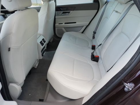 Used 2017 Jaguar XF Premium image 11