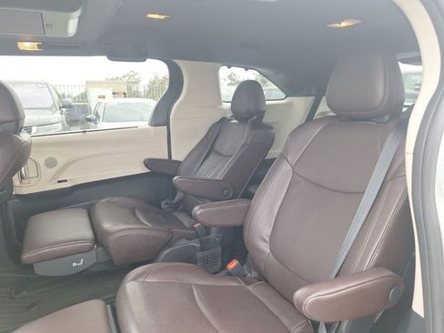 Used 2021 Toyota Sienna Platinum FWD image 16