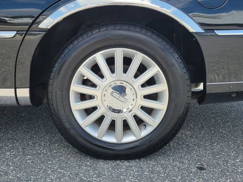 Used 2004 Lincoln Town Car Signature RWD image 5