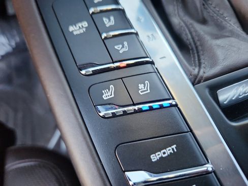 Used 2015 Porsche Macan Turbo image 32