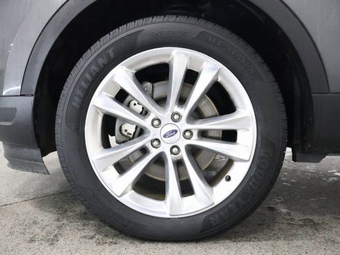 Used 2018 Ford Explorer XLT w/ Equipment Group 202A image 5