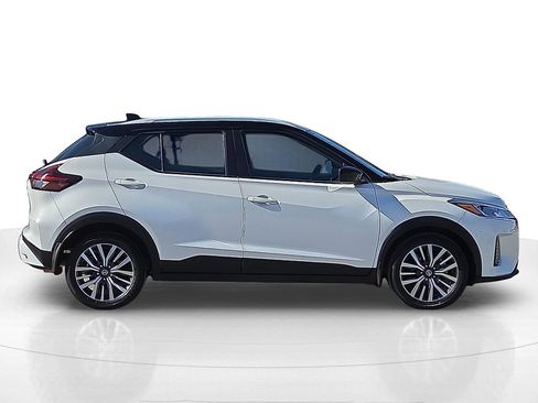 Used 2021 Nissan Kicks SV image 6