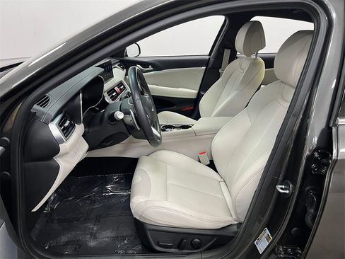 Used 2025 Genesis G70 2.5T image 10