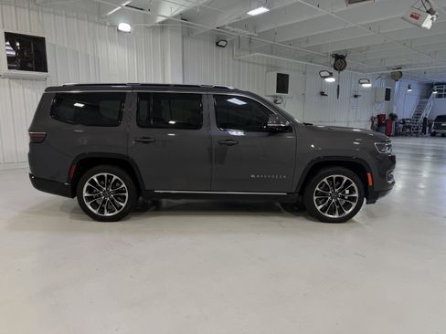 Used 2022 Jeep Wagoneer Series III w/ Premium Group I AWD/4WD image 6