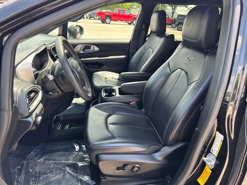 Certified 2023 Chrysler Pacifica Touring-L w/ S Appearance Package AWD/4WD image 11