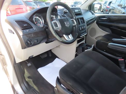 Used 2016 Dodge Grand Caravan American Value Package w/ UConnect Hands-Free Group FWD image 11