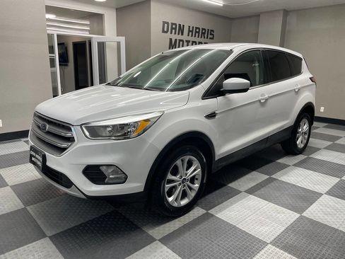 Used 2017 Ford Escape SE image 2