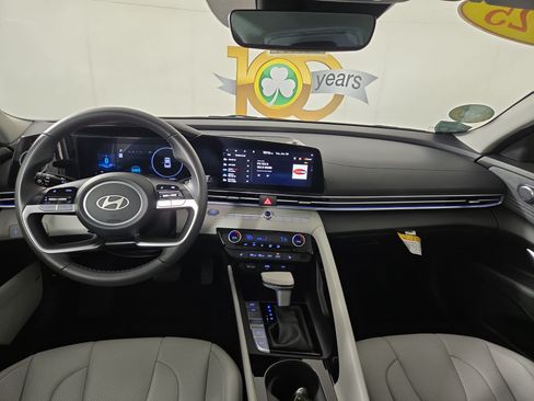Used 2025 Hyundai Elantra Limited FWD image 13
