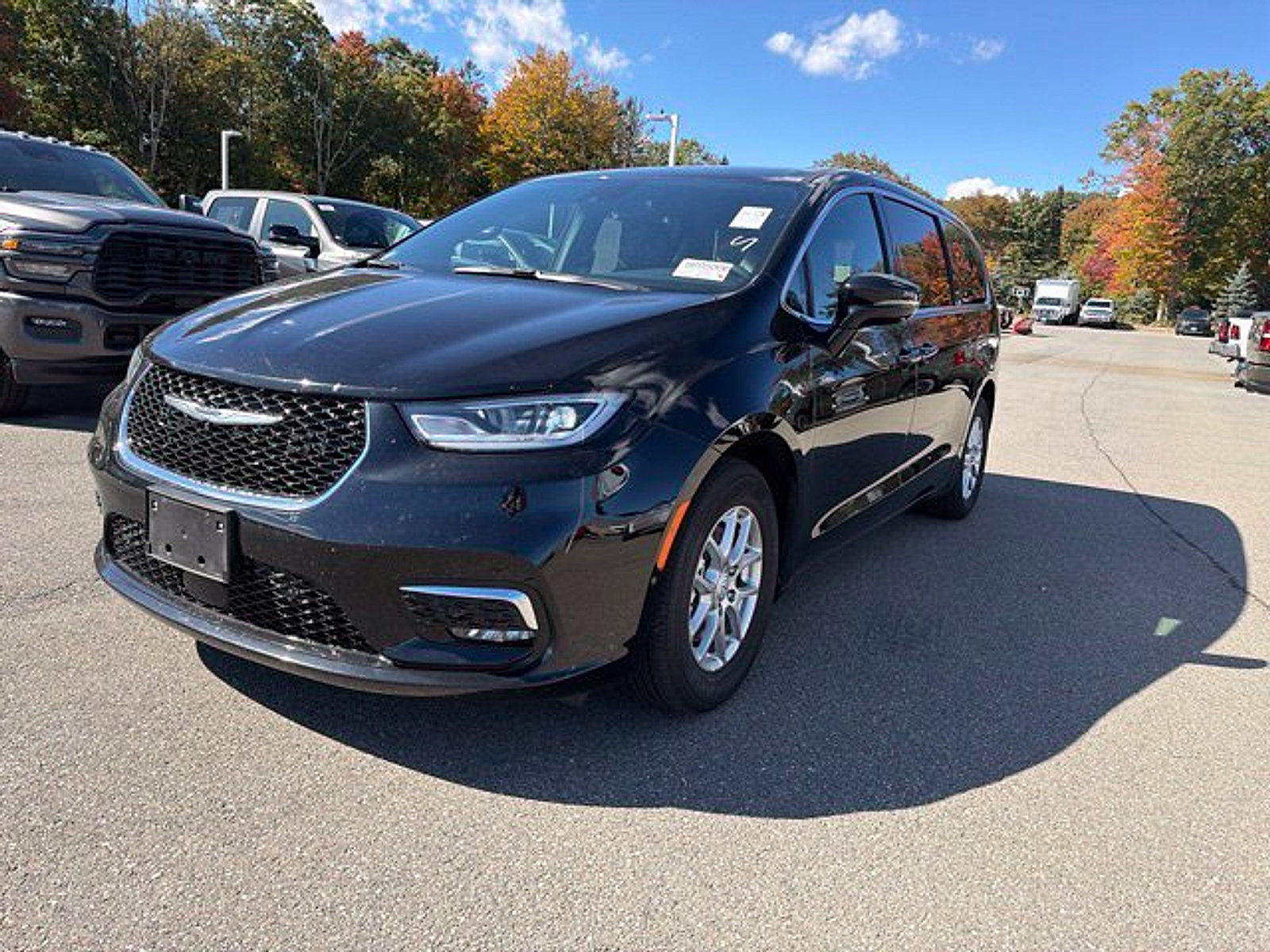 Used 2026 Chrysler Pacifica Select FWD image 3