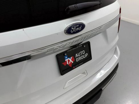 Used 2016 Ford Explorer XLT w/ Equipment Group 202A image 10
