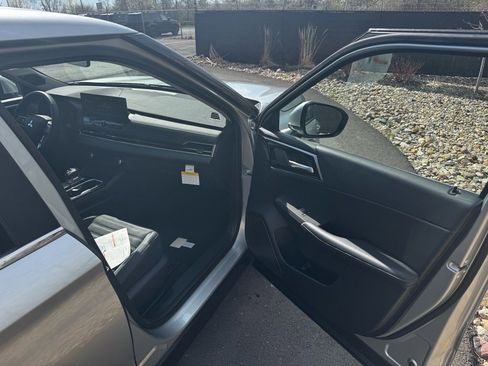 New 2025 Mitsubishi Outlander SE image 11