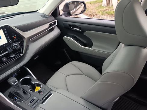 Used 2022 Toyota Highlander XLE image 22