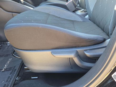 Used 2018 Nissan Kicks S image 21