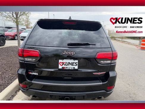 Used 2018 Jeep Grand Cherokee Trailhawk w/ Trailhawk Luxury Group AWD/4WD image 3