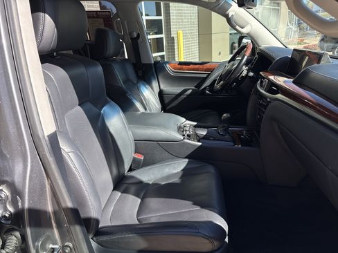 Used 2017 Lexus LX 570 4WD w/ Luxury Package image 33
