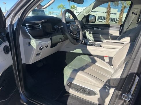 Used 2024 Jeep Wagoneer 2WD w/ Premium Group I image 17