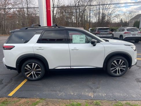 New 2025 Nissan Pathfinder Platinum image 6