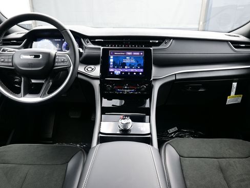 New 2025 Jeep Grand Cherokee Altitude image 9