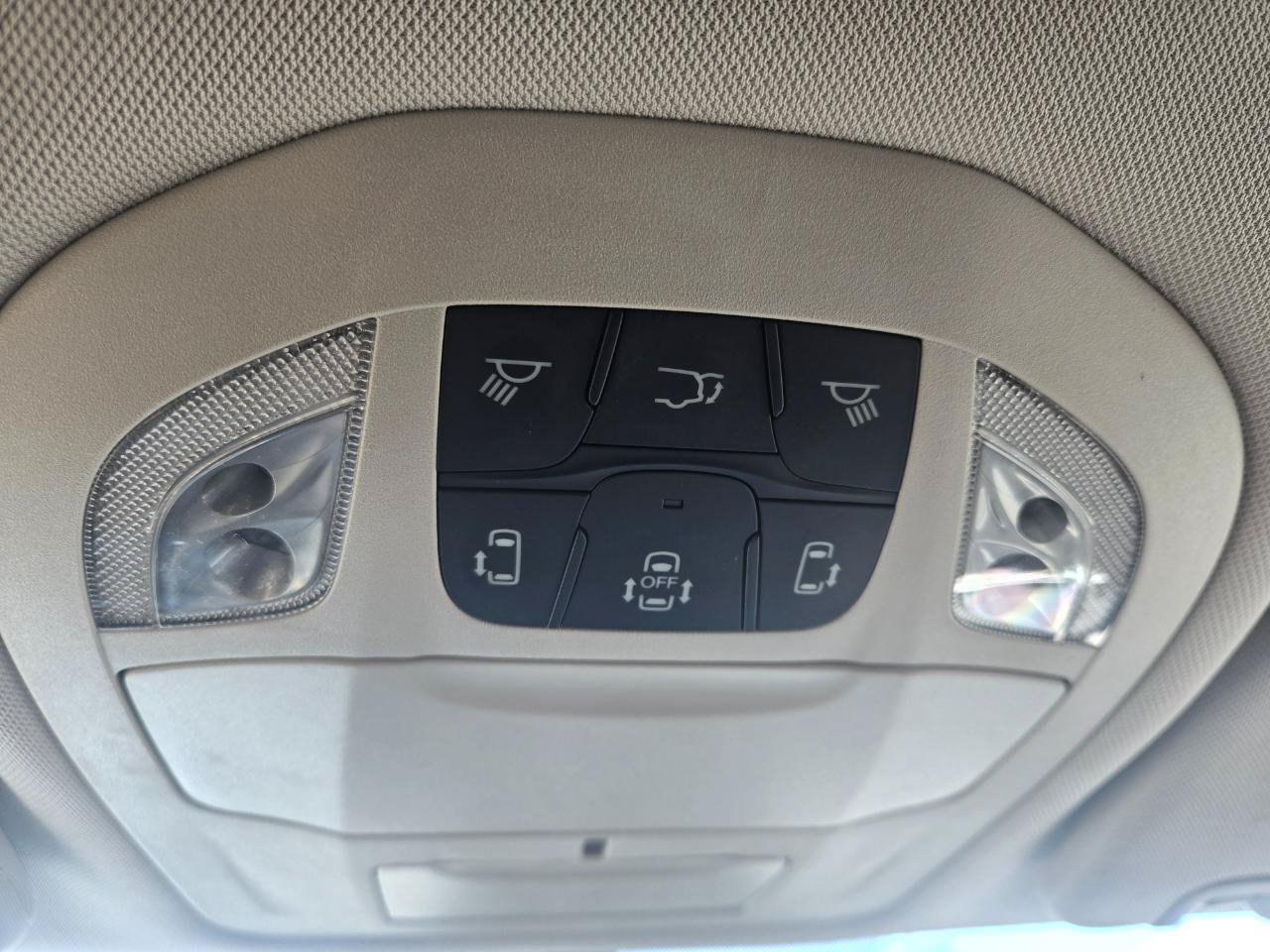 Used 2024 Chrysler Pacifica Limited FWD image 17