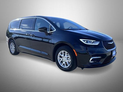 Used 2025 Chrysler Pacifica Select FWD image 3