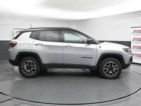Used 2024 Jeep Compass Trailhawk AWD/4WD image 9