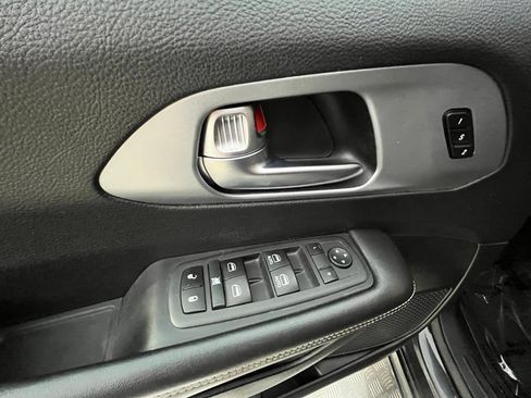 Used 2022 Chrysler Pacifica Touring-L w/ S Appearance Package AWD/4WD image 37