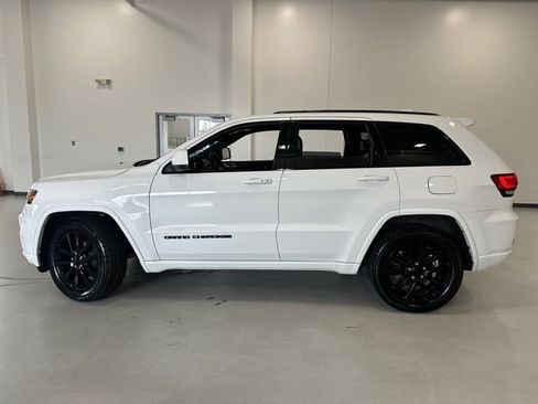 Used 2017 Jeep Grand Cherokee Altitude AWD/4WD image 8