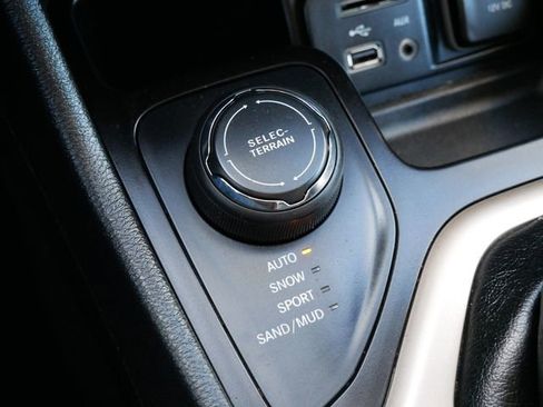 Used 2016 Jeep Cherokee Latitude image 18