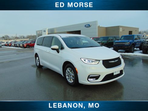 Used 2023 Chrysler Pacifica Touring-L image 4