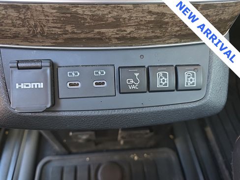 Used 2025 Toyota Sienna Platinum image 36