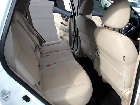 Used 2016 Nissan Rogue SV w/ SV Premium Package image 12