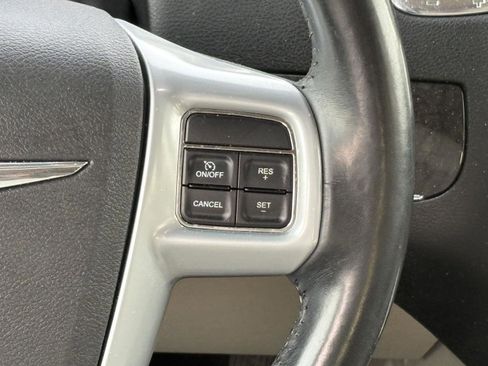 Used 2013 Chrysler Town & Country Touring image 9