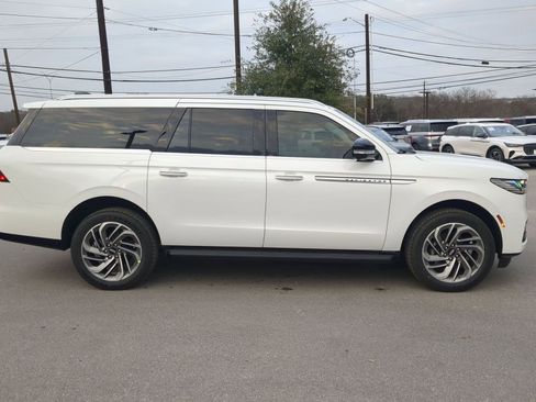 New 2026 Lincoln Navigator L Premier image 2