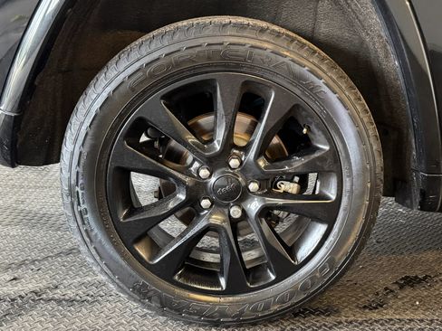 Used 2019 Jeep Grand Cherokee Altitude AWD/4WD image 12