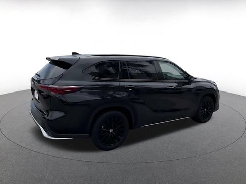 Used 2024 Toyota Highlander XSE FWD image 14