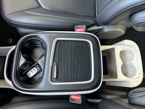 Used 2024 Chrysler Pacifica Touring-L image 41